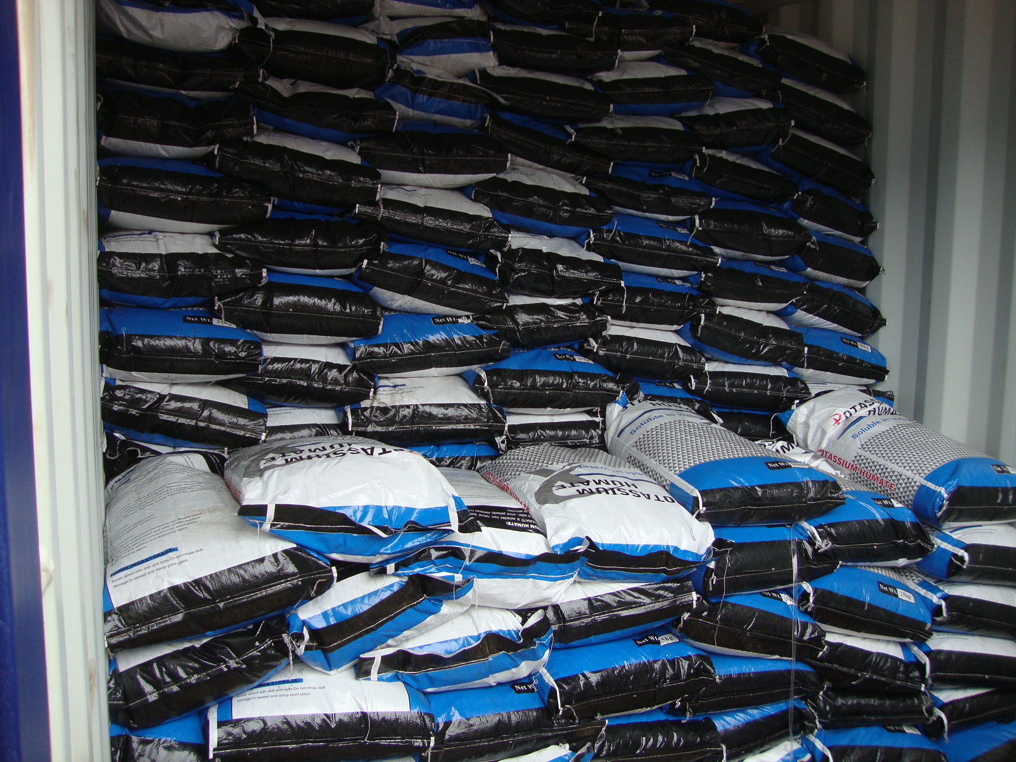 x-humate potassium humate dry powder packing in 25kg bags loading into container