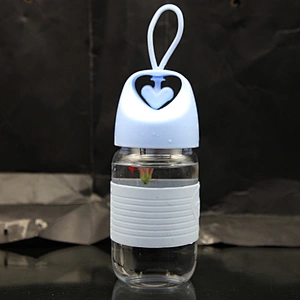New design high quality borosilicate silicone glass water bottle love heart