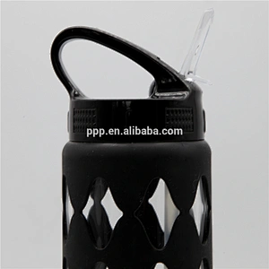 Eco-friendly feature borosilicate glass water bottle with black silicone sleeve and handle