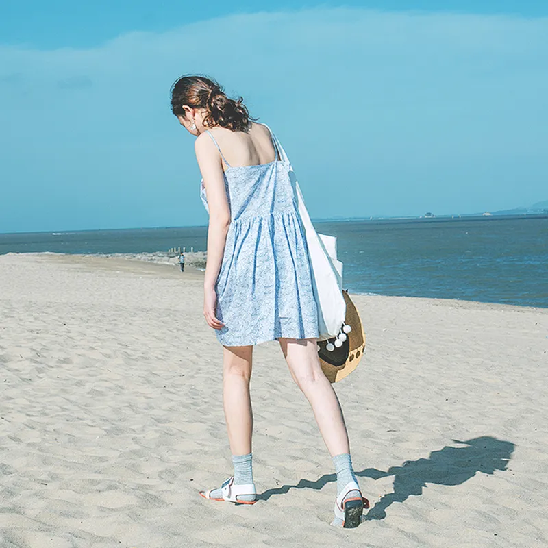 Woman folding blank plain cotton canvas beach swim shoulder sling bag