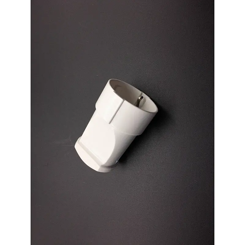 Electric plug socket with earth contact