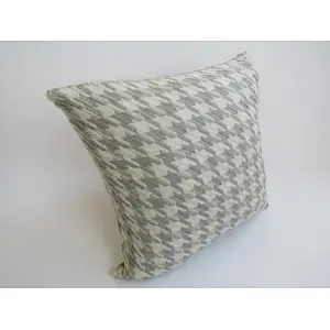 woven   houndstooth decorative cushion