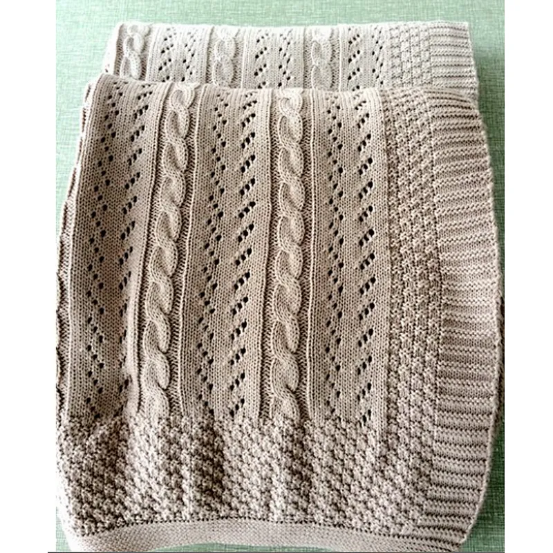 KNITTED BLANKET WITH CABLE