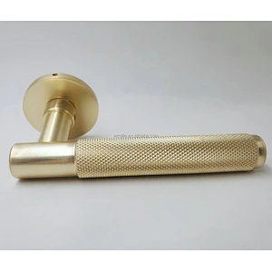 Hardware de hardware de puerta de alta calidad Manija con mochila en la puerta de madera Rosette Pulga de metal Tipo de palanca de metal Cerraduras de puerta