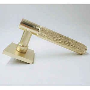 Venta en caliente personalizar la manija de la puerta de la puerta de acero de hierro de la palanca de la puerta de la mano de la cocina interna