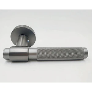 Factory price modern interior cheap black golden aluminum wood door levers handle type with lock used in hotel home and bedroom