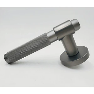 Factory price modern interior cheap black golden aluminum wood door levers handle type with lock used in hotel home and bedroom
