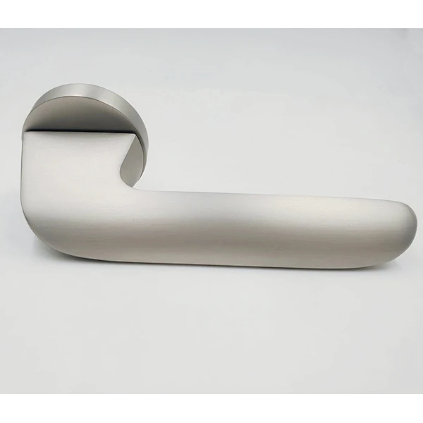 Accesorios de hardware de China Proveedor Venta caliente Varias manija de la puerta de aluminio