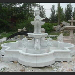 Outdoor Water Fountain With Horse Statues
