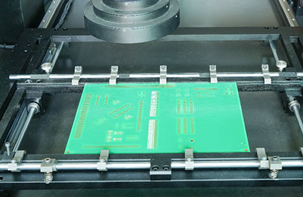 A fully automatic device for clamping PCB boards, it is very convenient to install and pick up PCB boards A fully automatic device for clamping PCB boards, it is very convenient to install and pick up PCB boards