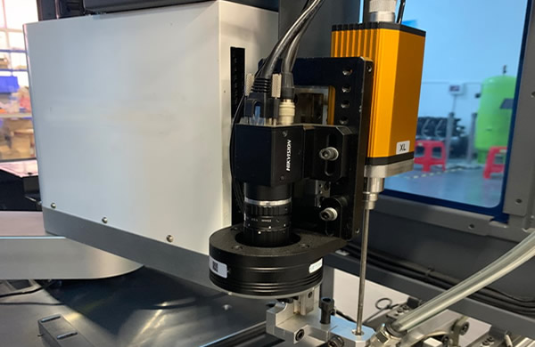 Extraordinary vision system accurately position product, realize ±0.05mm screw driving accuracy. Extraordinary vision system accurately position product, realize ±0.05mm screw driving accuracy.