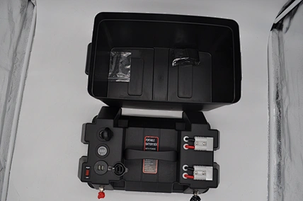 PORTABLE BATTERY BOX