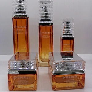 2021 new design glass cosmetic packaging set amber color for lotion and cream with electroplating silver shoulder and clear cap
