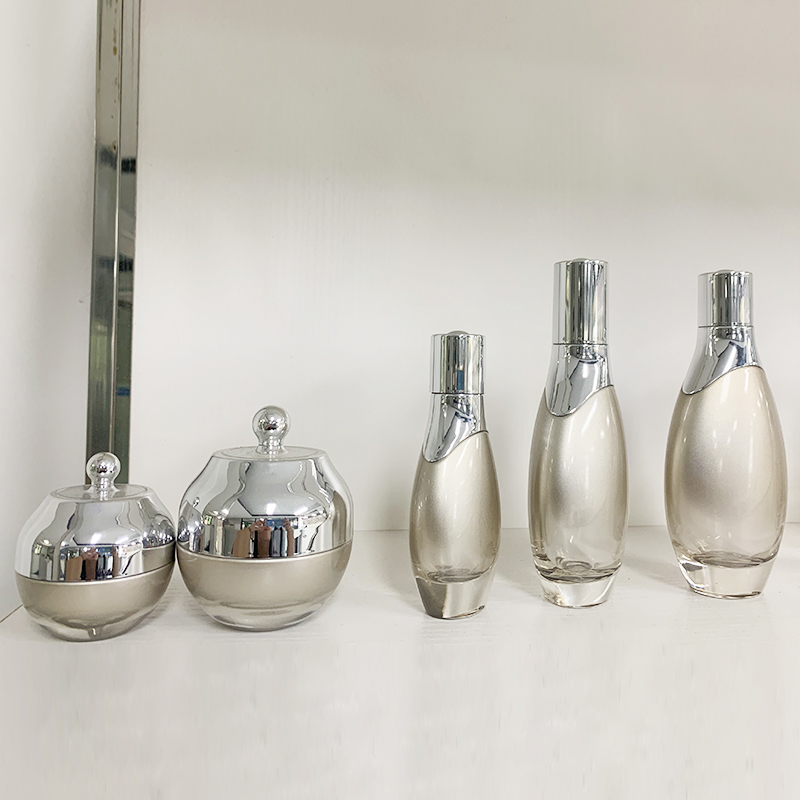 Hot sale  30g 50g 30ml glass bottle lotion bottle with airless pump gold color in stock
