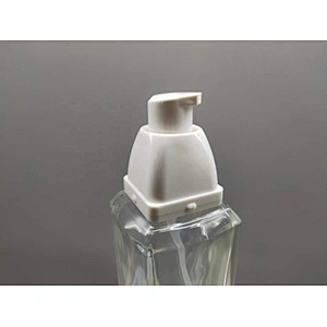 hot sell custom cosmetic bottle    luxury  square  manufacturer    lotion  clear glass bottles   with pump spray lid dropper
