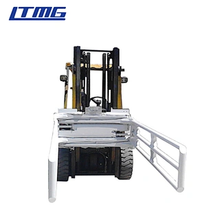 Forklift truck with foam clamp attachment