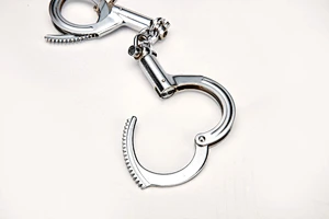 Metal restraints