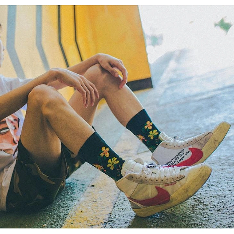 Wholesale personality graffiti color series men's sports socks
