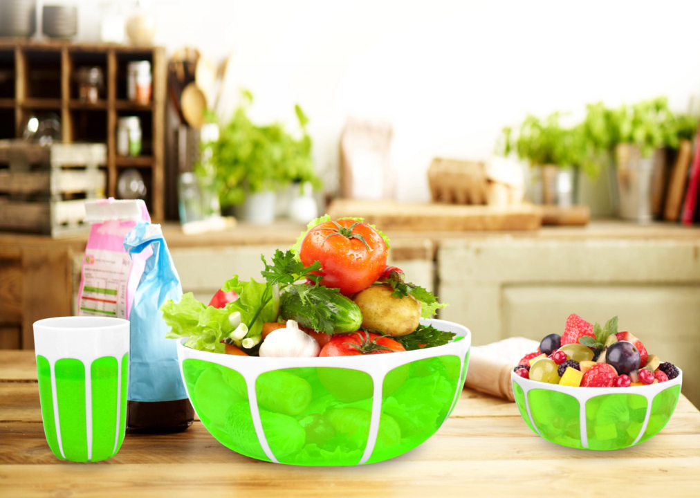 plastic salad bowl with lid