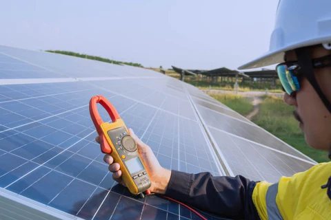 Régulateur solaire : rôle, choix et installation pour autonomie