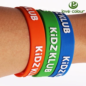 China manufacture Promotional Gifts Embossed Logo Silicone Wrist Band
