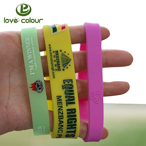 Wholesale custom bulk cheap silicone wirstband/debossed black logo silicone bracelet