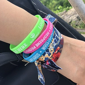 Custom fashion debossed and printing logo silicone wristbands