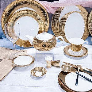 new luxury bone china golden inside oval  gold rim ceramic gold charger plates for wedding decoration