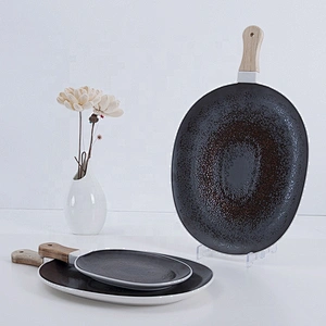 new design irregular glazed matte catering restaurant flat steak ceramic plate with wooden handle