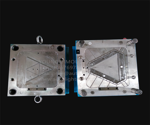reflex reflector mold
