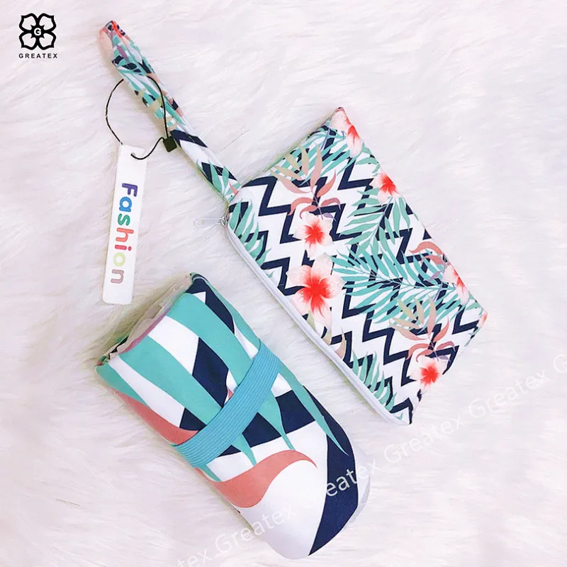 2020 Newest hot sale quick-dry microfiber beach towel with zippered bag