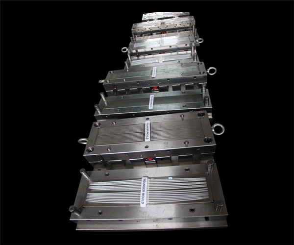 integrated furr tree clip mould