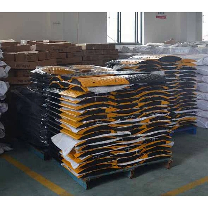 Removable Driveway  500x350x50mm Speed Hump Traffic Yellow And Black Car Heavy Duty Rubber Bump Speed Hump