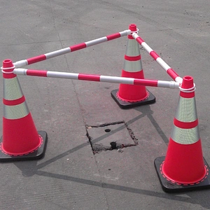 Plastic Expendable or Retractable Traffic Cone Bar Barrier