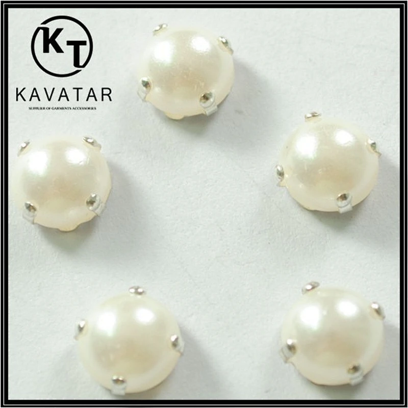 white round resin chaton with claw