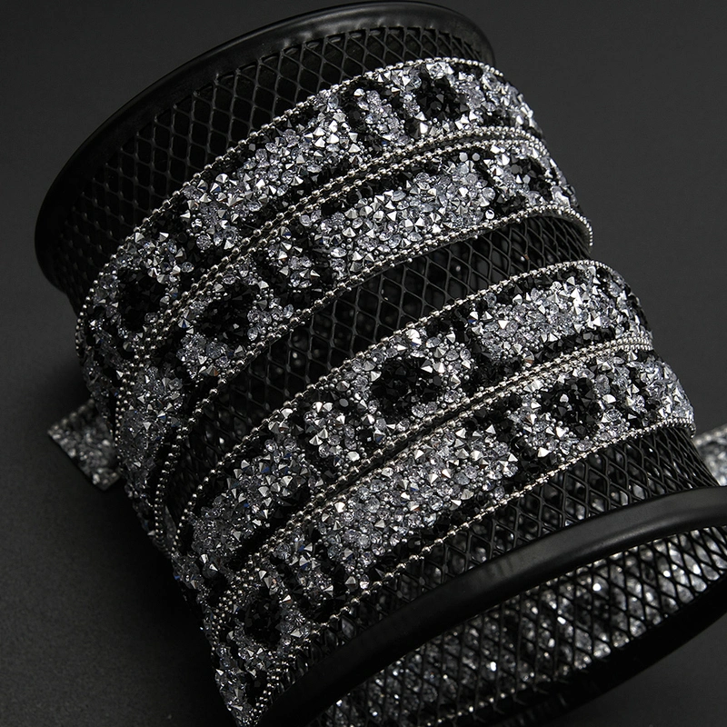 Kavatar Wholesale 2019 Garment Accessory Heat Transfer Designs Crystal Hotfix Trim Pattern Design I LOVE YOU Iron on Trims