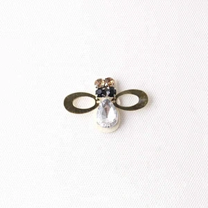 Handmaking Decorative Bee Shape Rhinestone Sewing On Flower Patches