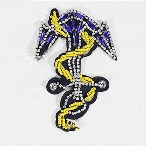 Kavatar Custom Design Rhinestone Patches Applique Stick For Clothing