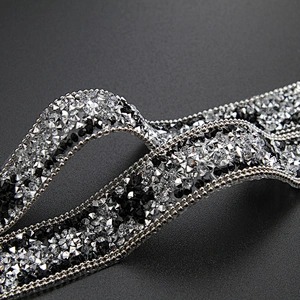 Kavatar Wholesale Hot Fix Rhinestone Trim For Clothing For Shoes Theme Rhinestone Black With White Iron on Trims