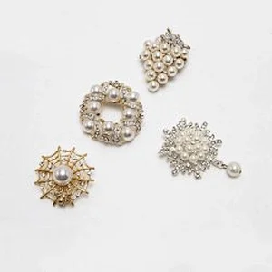 Kavatar Wholesale Brooch Crystal Rhinestone Pearl Brooch For Garment