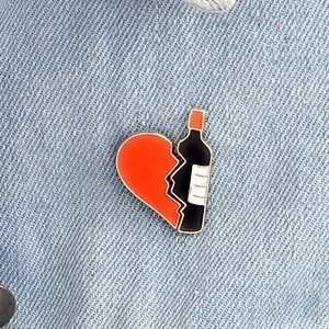 China Manufacturer Free Molds Heart Shaped Enamel Lapel Pins