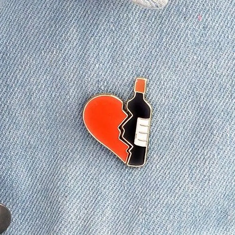 China Manufacturer Free Molds Heart Shaped Enamel Lapel Pins