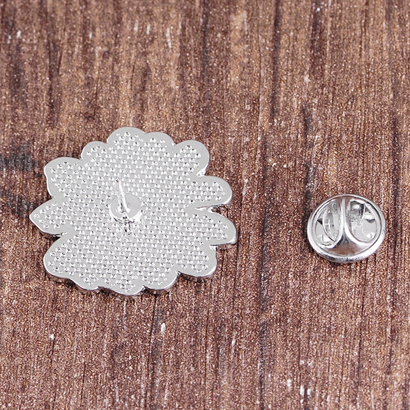 Factory Wholesale Cheap Price White Daisy Flower Enamel Lapel Pin Badge
