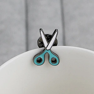 Factory Making Wholesale In Stock Gift Custom Hand Shear Pins Soft Enamel Scissor Enamel Pin