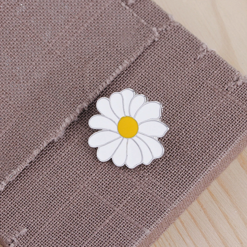 Factory Wholesale Cheap Price White Daisy Flower Enamel Lapel Pin Badge