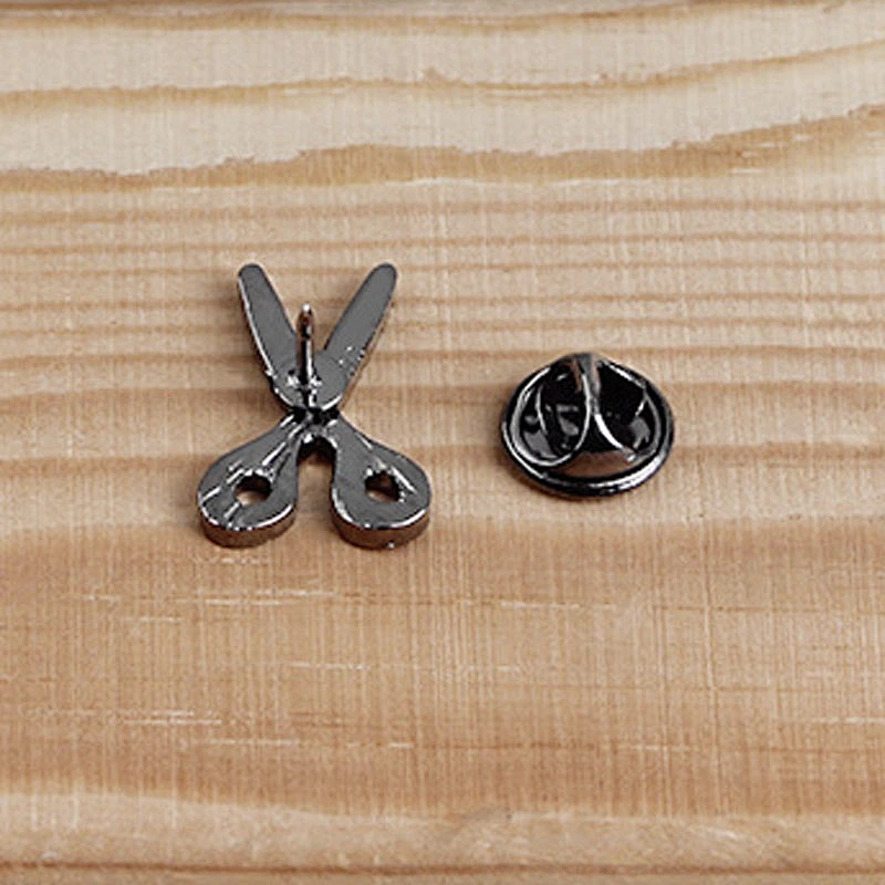 Factory Making Wholesale In Stock Gift Custom Hand Shear Pins Soft Enamel Scissor Enamel Pin