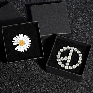 Factory Wholesale In Stock Custom White Daisy Flower Soft Enamel Shoe Lapel Pin with Clasp