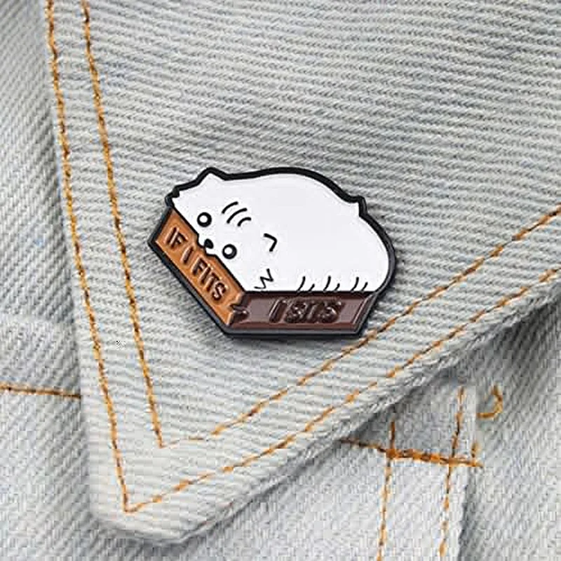 Cartoon Cat Enamel English Letter If I Fits I Sits Brooch Pin Badge for Collar Badge