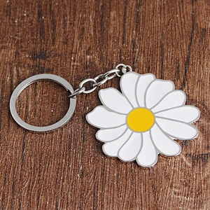 Factory Wholesale Cheap Price White Daisy Flower Enamel Metal Keychain