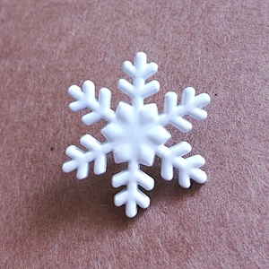Factory Making Custom Design Christmas White Snowflake Lapel Pin